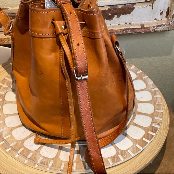 Leaders in leather tan leather drawstring bucket bag - Picture 9 of 12